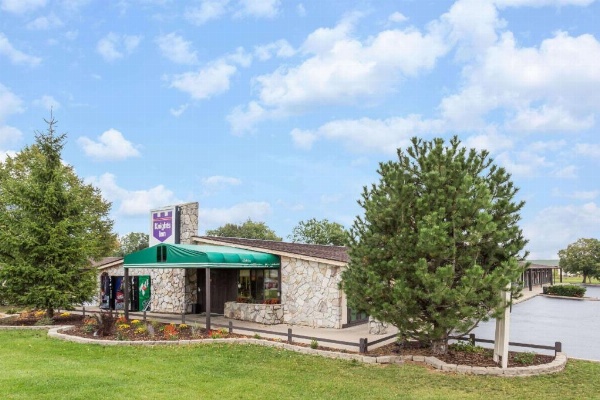 Knights Inn Racine image 1