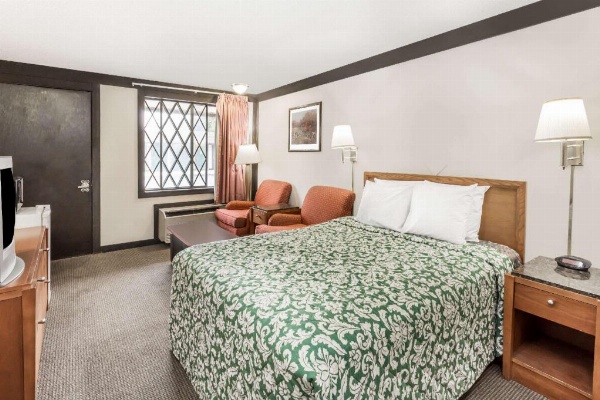 Knights Inn Racine image 13