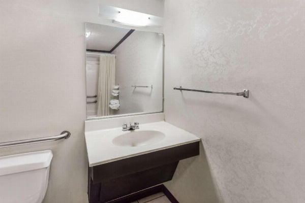 Knights Inn Racine image 17