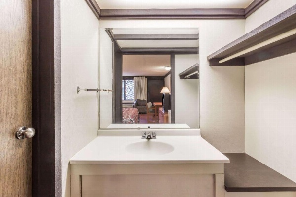 Knights Inn Racine image 24