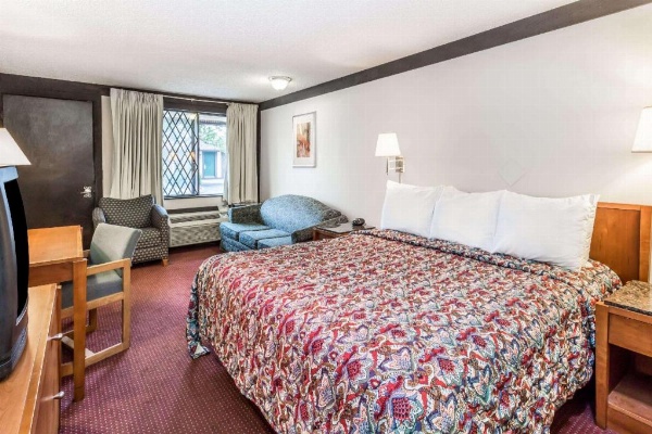 Knights Inn Racine image 28