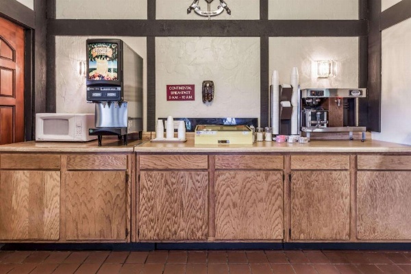 Knights Inn Racine Main image