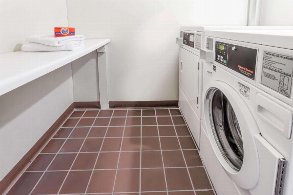 Knights Inn Racine image 4