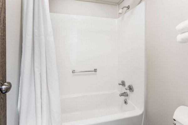 Knights Inn Racine image 9